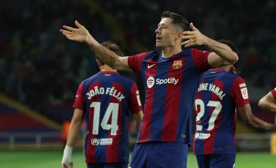 Lewandowski hat trick leads Barcelona to win over 10-man Valencia