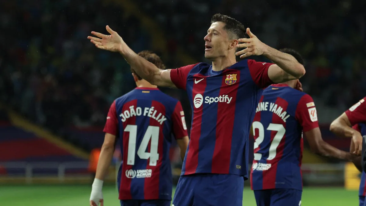 Lewandowski hat trick leads Barcelona to win over 10-man Valencia