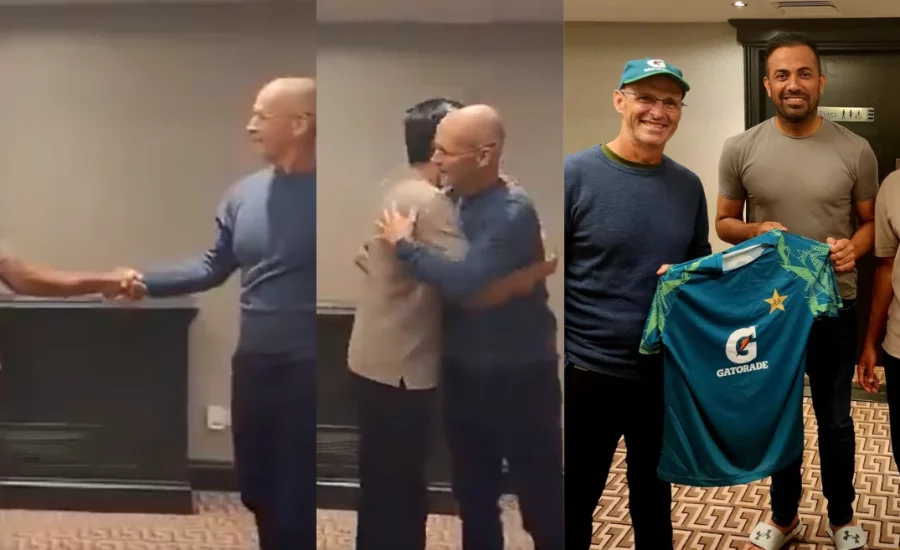 Babar Azam welcomes Gary Kirsten with a hug prior to ENG vs PAK T20I series