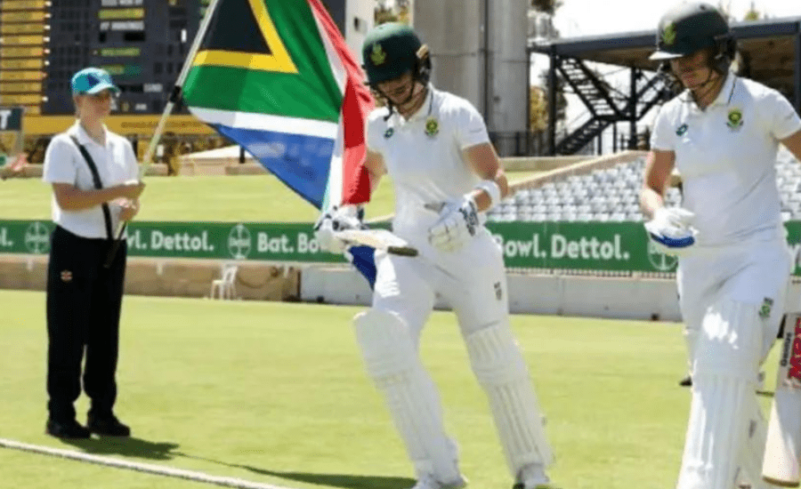 India opt to bat on red-soil pitch; SA hand a Test debut to Annerie Dercksen