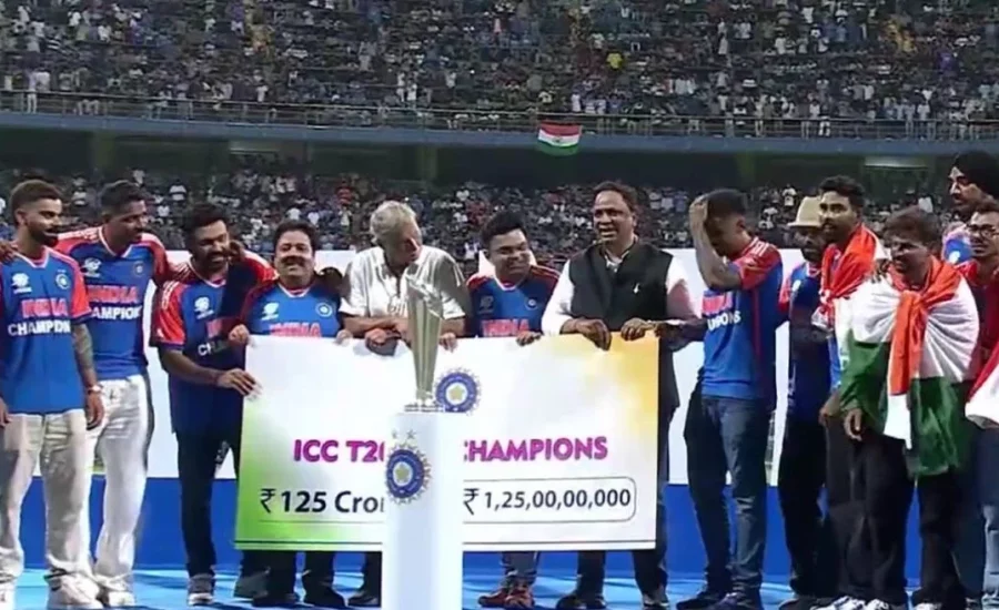 BCCI handover INR 125 crore cheque to T20 World Cup champion Indian team